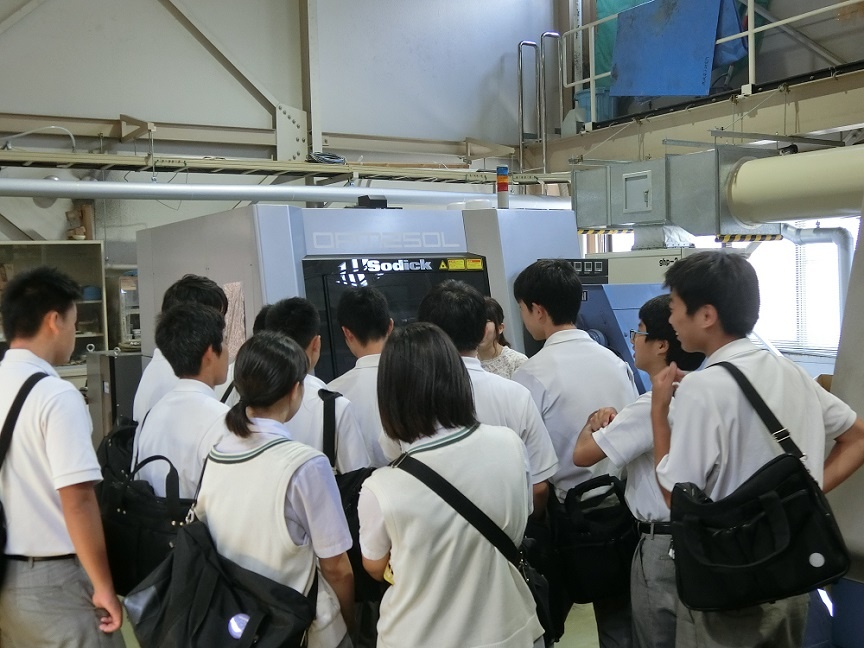 福岡舞鶴高校2年生77名が飯塚キャンパスを訪問しました | トピックス | TOPICS | 九州工業大学